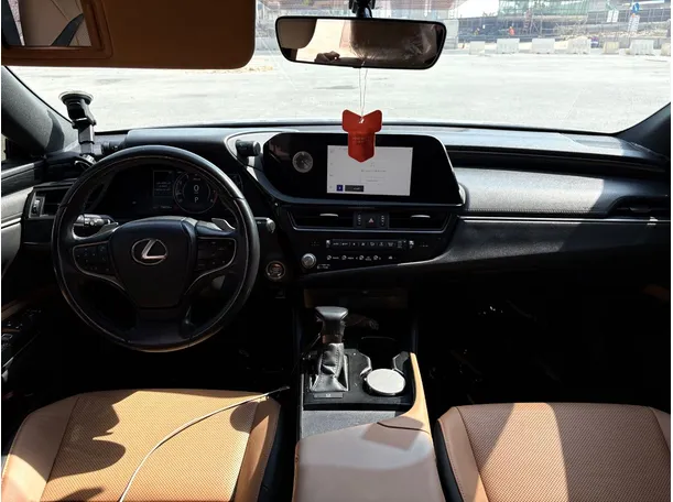 Car image 18