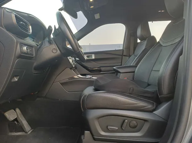 Car image 12