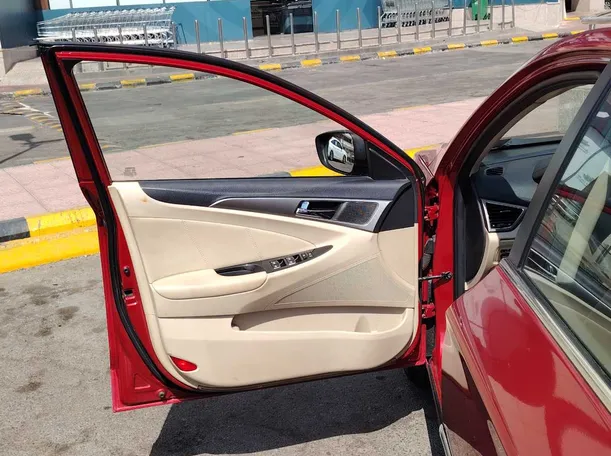 Car image 11