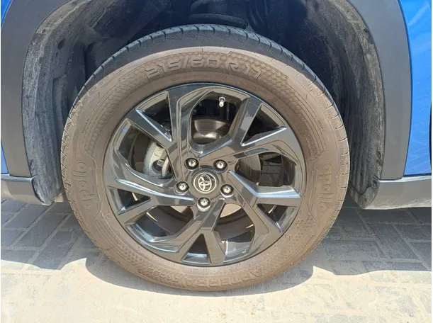 Car image 9