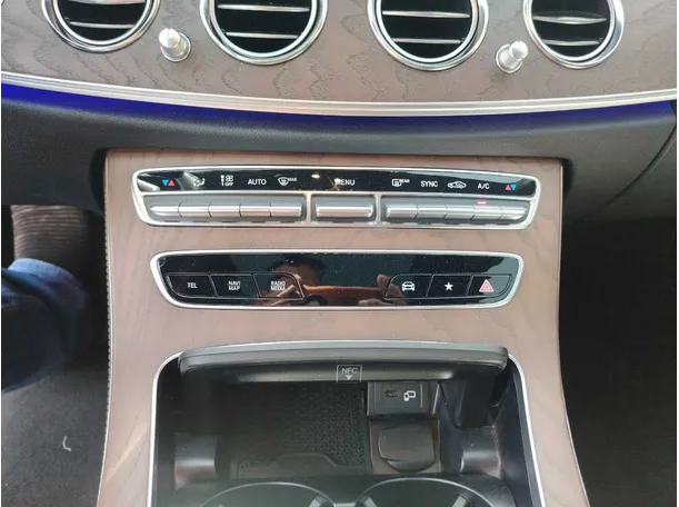 Car image 27