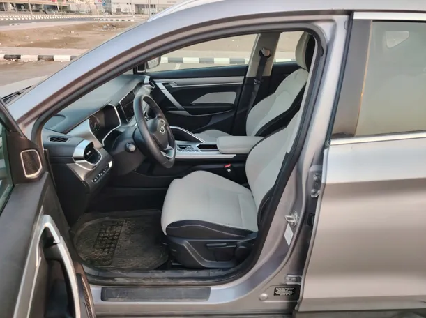 Car image 12