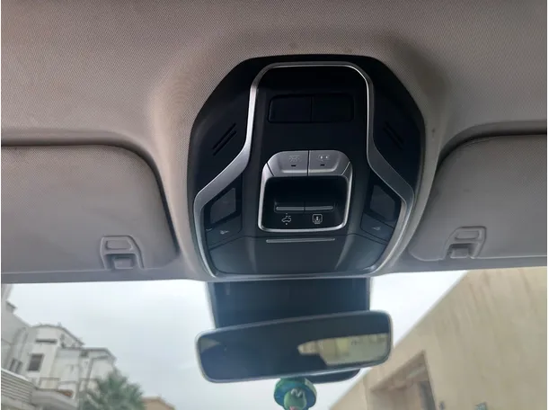 Car image 27