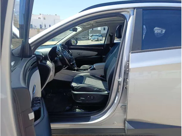 Car image 12