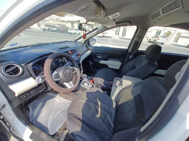 Car image 10