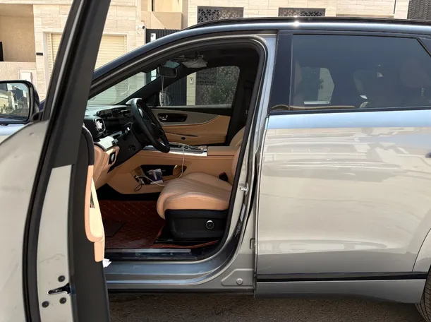 Car image 11