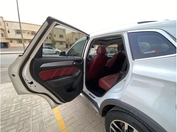 Car image 12