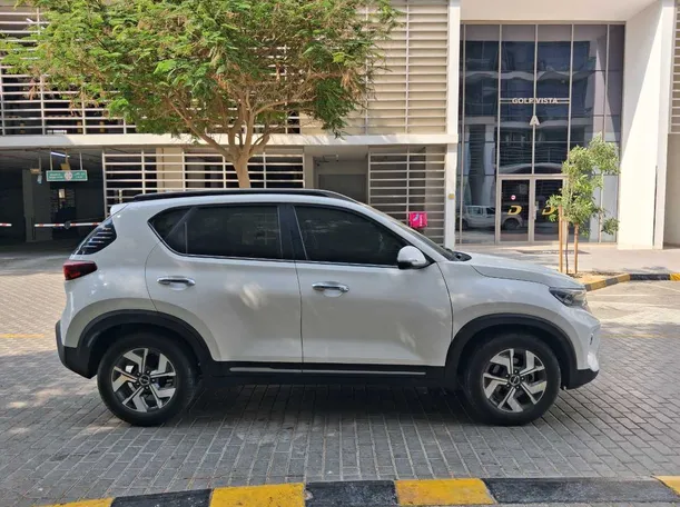Car image 8
