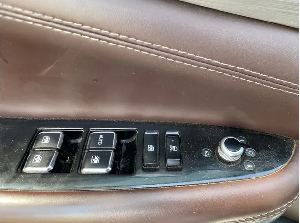 Car image 26