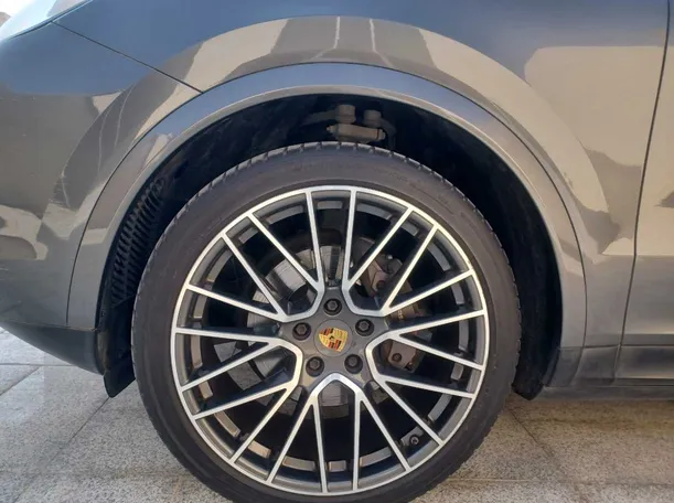 Car image 9