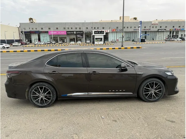 Car image 4