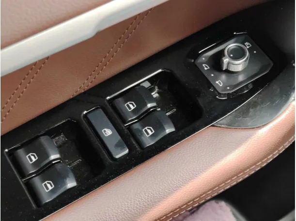 Car image 26