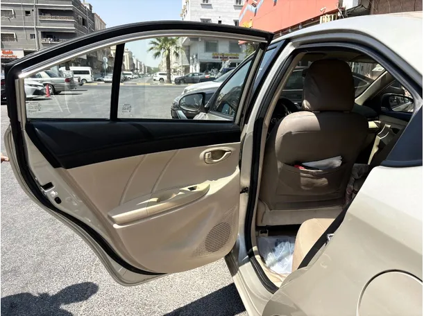 Car image 14