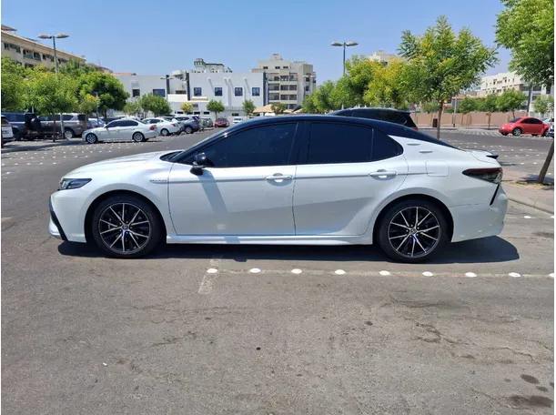 Car image 4