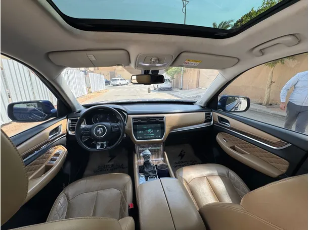 Car image 12