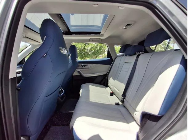Car image 13