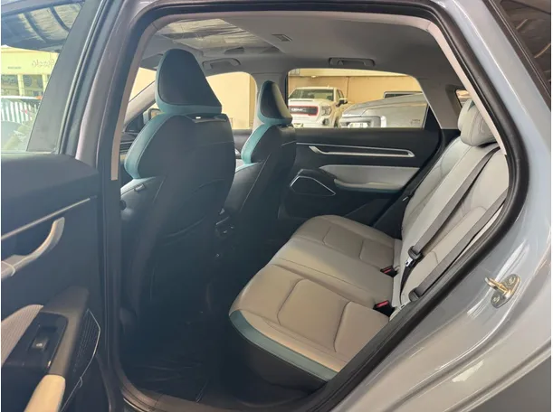 Car image 16