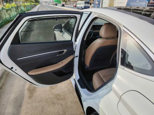 Car image 17