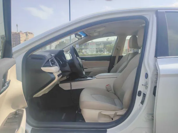 Car image 12