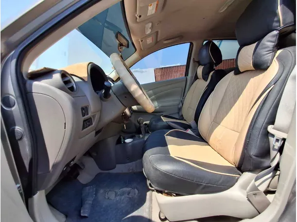 Car image 12