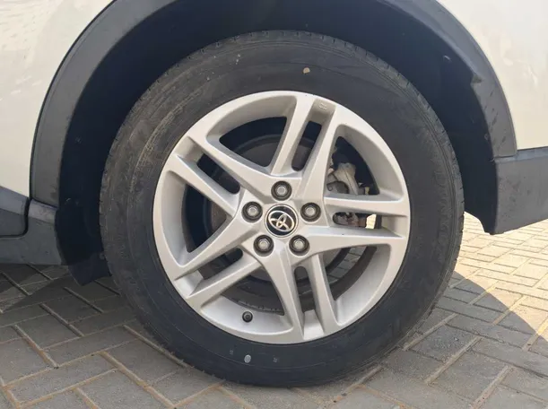 Car image 9