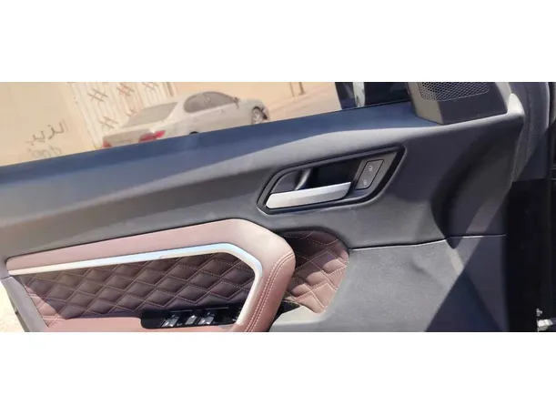Car image 25