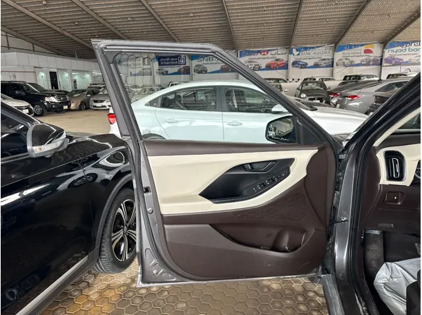 Car image 8