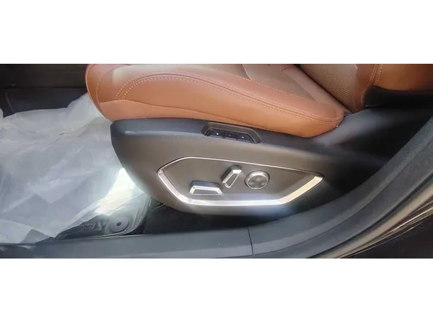 Car image 30