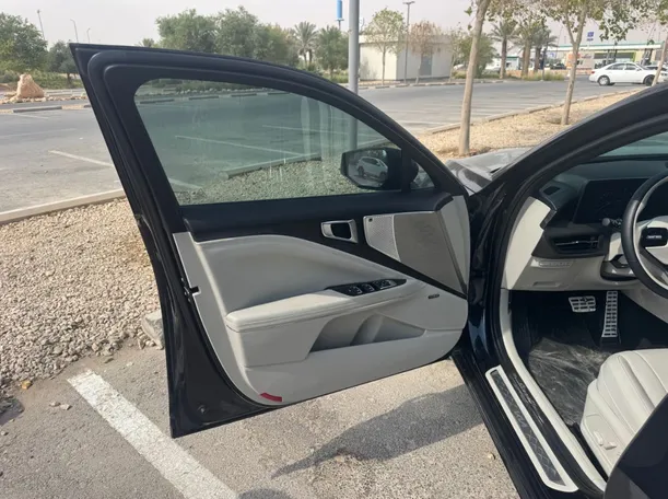 Car image 10