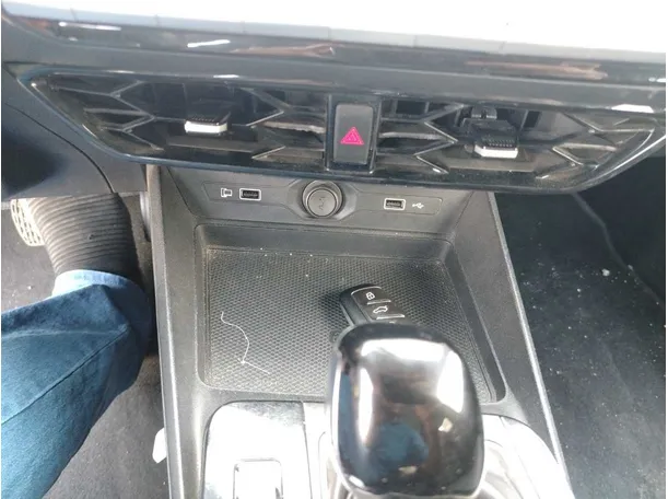 Car image 24