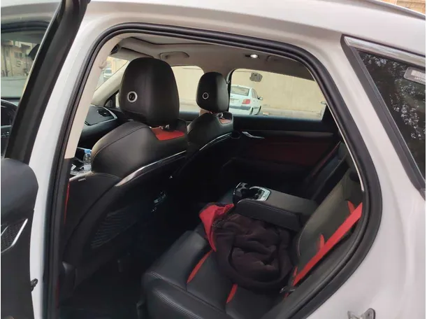 Car image 14