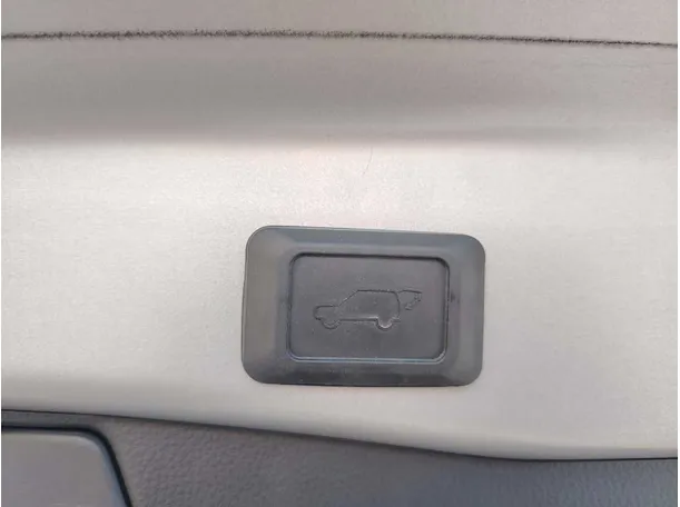 Car image 32