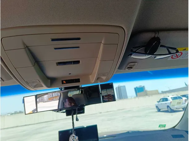 Car image 30