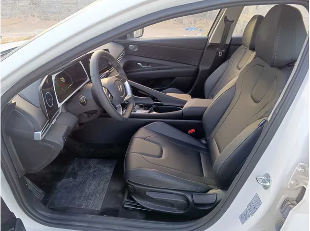 Car image 14