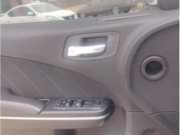 Car image 30