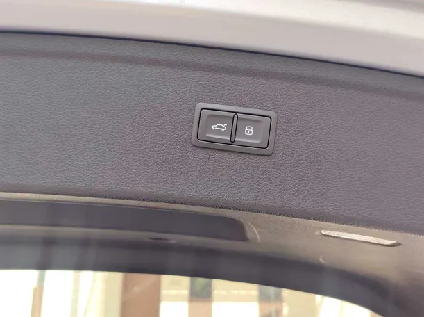 Car image 27