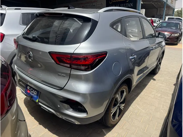 Car image 4