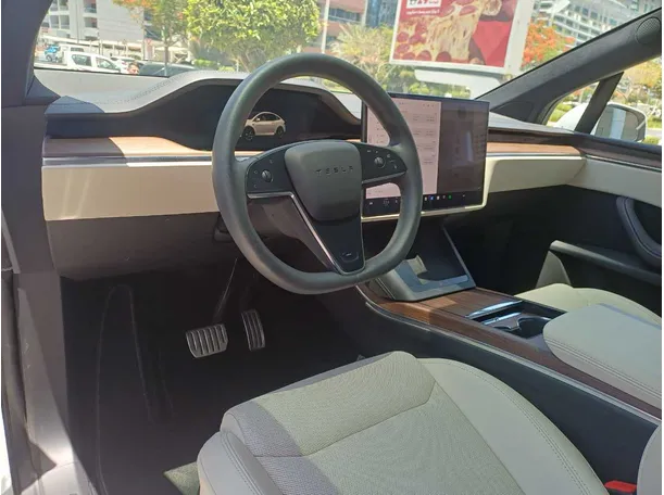 Car image 14