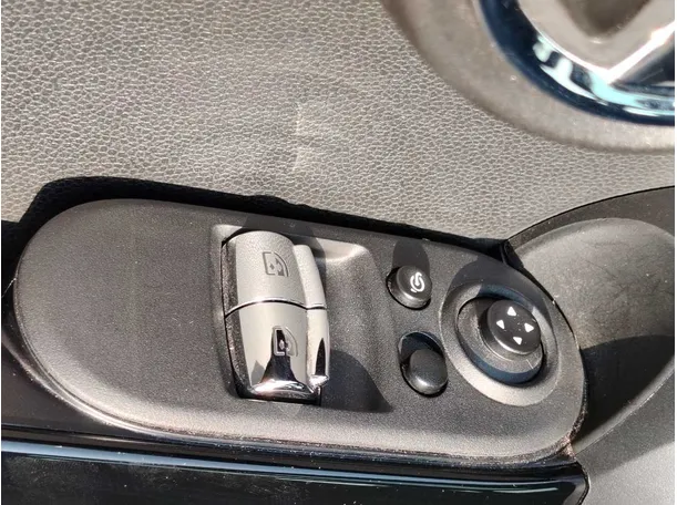 Car image 30