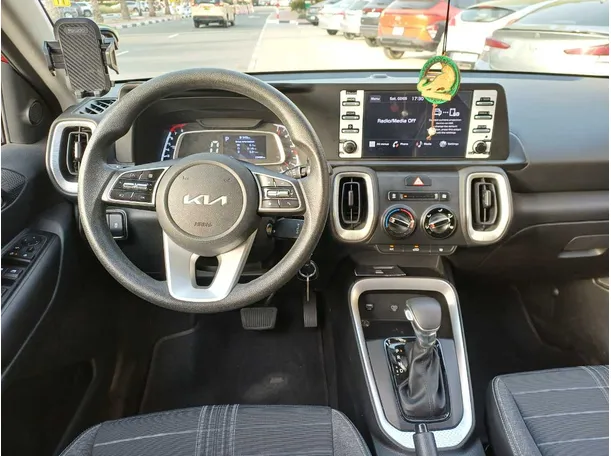 Car image 15
