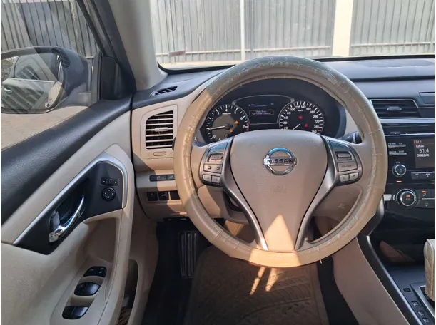 Car image 19