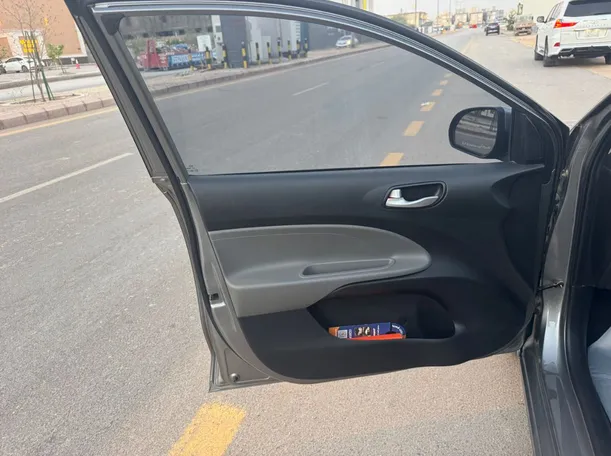 Car image 10