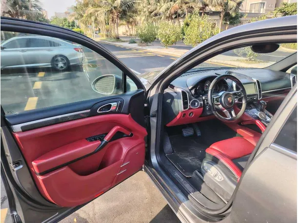 Car image 12