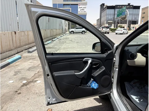 Car image 10