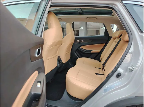 Car image 15