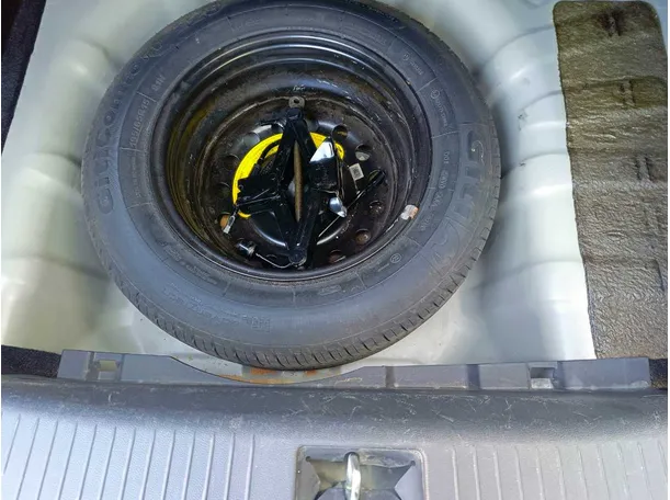 Car image 30