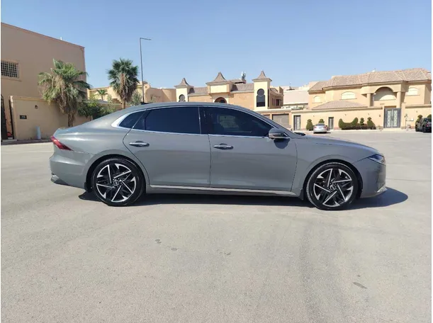 Car image 4