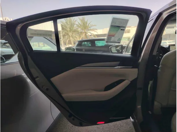 Car image 14