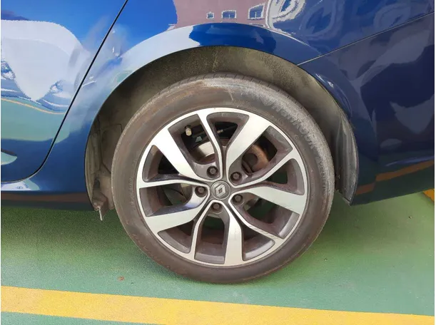 Car image 9