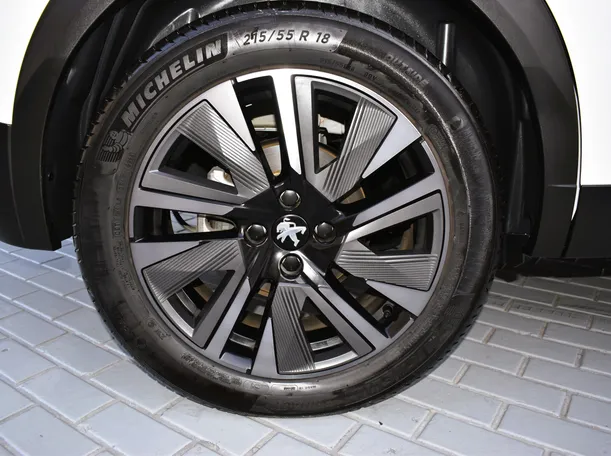Car image 14